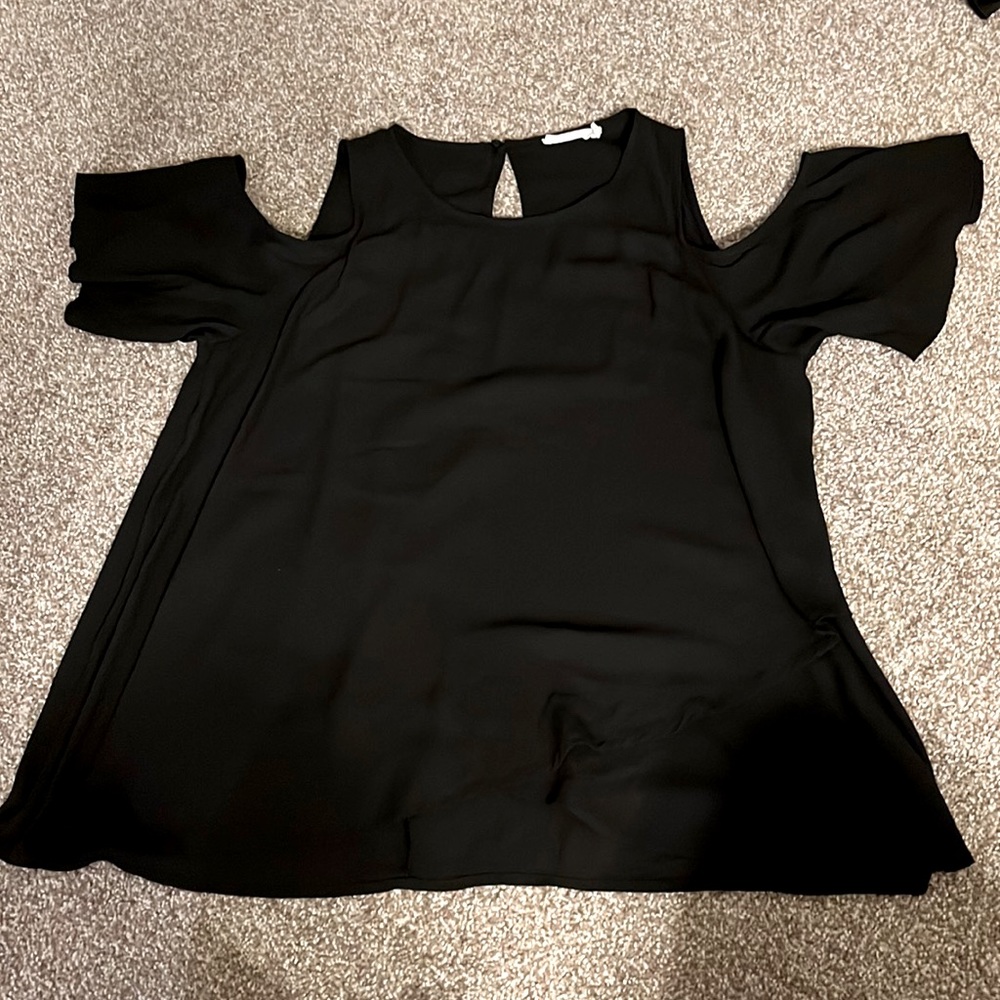 Lush flowy top in size medium great condition cold shoulder style flutter sleeve